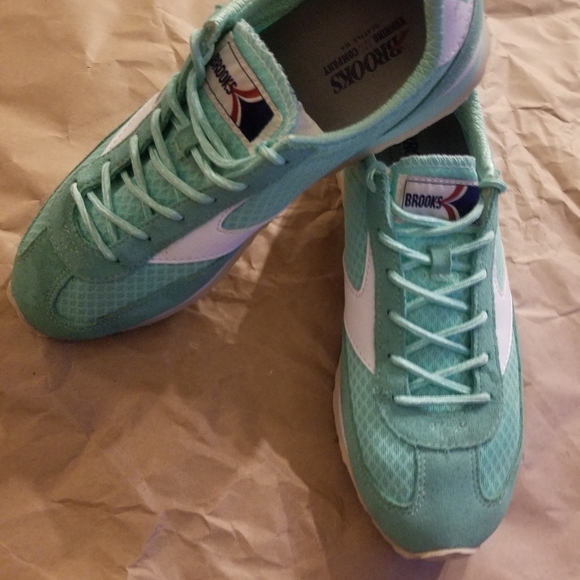 Brooks running Sneaker. - Picture 2 of 5